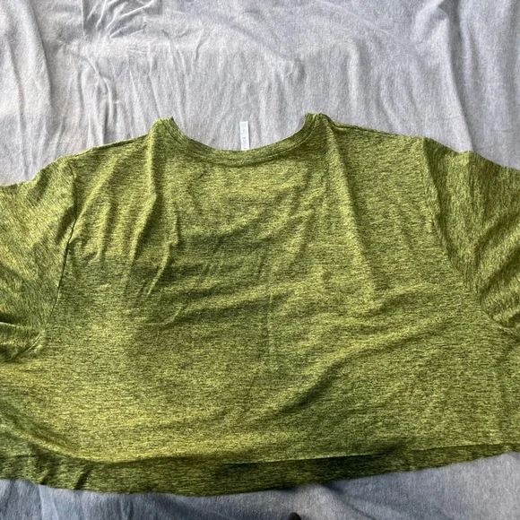Fabletics Heathered Green Short Sleeve Crop Top - Picture 3 of 3